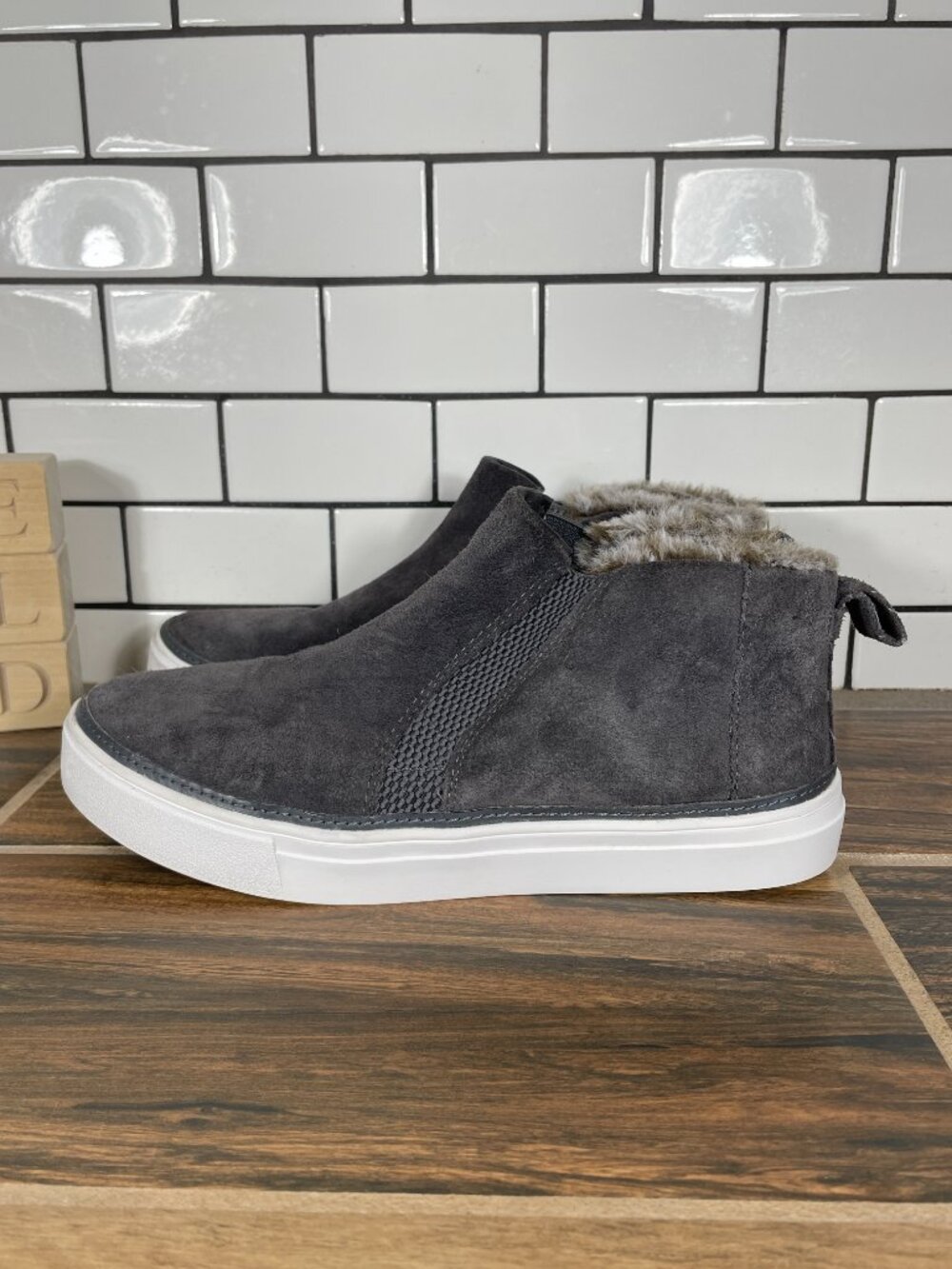 Toms Bryce Shoes Womens Size 8 Pavement Dark Gray Suede Faux Fur Slip On Sneaker